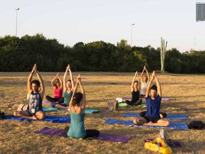 Gradualmente cambiamo posizione allungando le braccia verso l'alto e affrontiamo posture sempre pi� impegnative